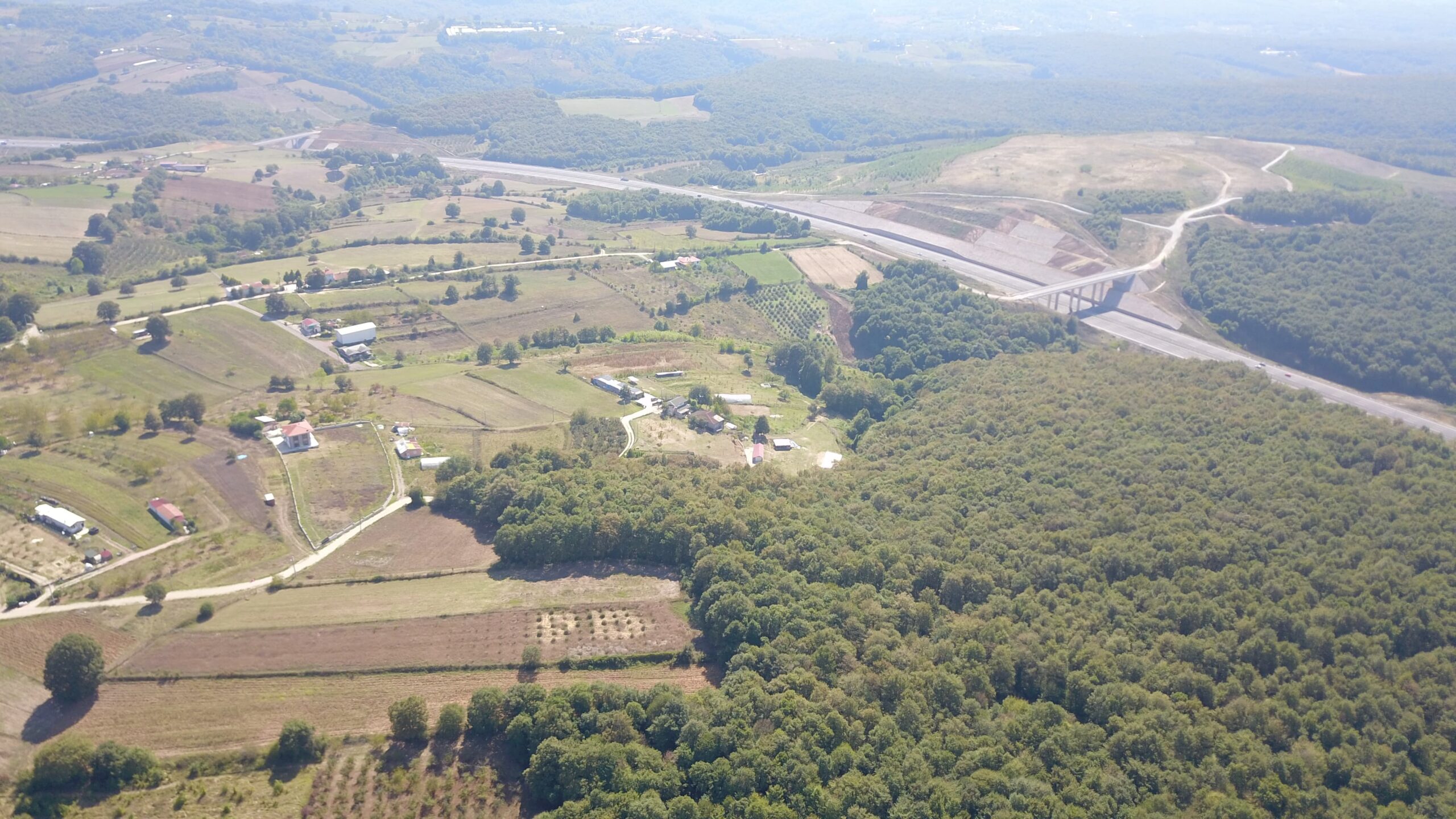 İzmit gedikli satılık köy içi tarla 8300 m2.Kuzey marmara yoluna kolay ulaşım. İstanbula 106 km